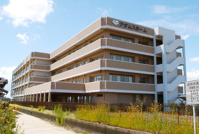 アダムスホームの全景