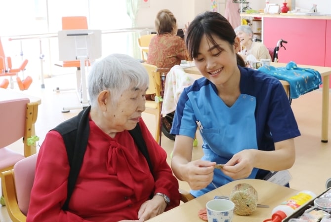 ハレルヤでレクリエーションを行う利用者と職員