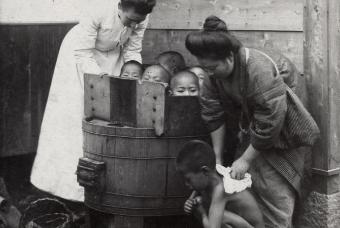 子どもたちを施し風呂に入れるアダムス先生