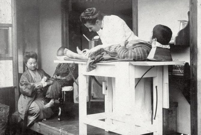 診療所で治療にあたるアダムス先生