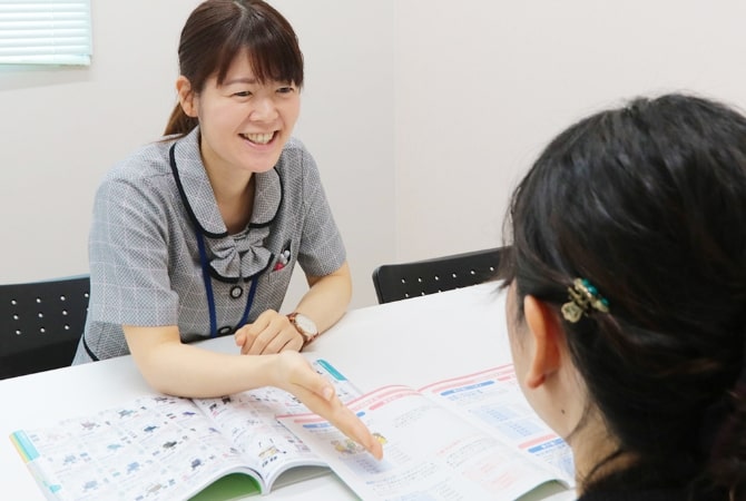 居宅介護支援事業所で相談に乗る職員